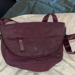 Lulu cross body sachel burgundy color